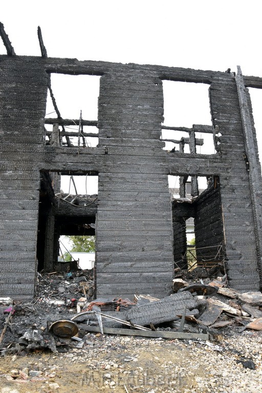 Schwerer Brand in Einfamilien Haus Roesrath Rambruecken P145.JPG - Miklos Laubert